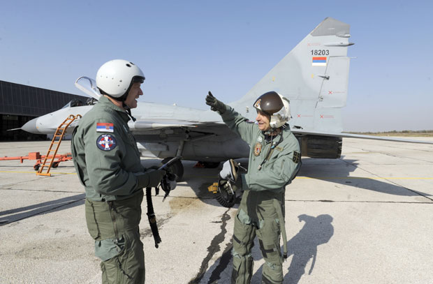 Са миговима јача крила Србије